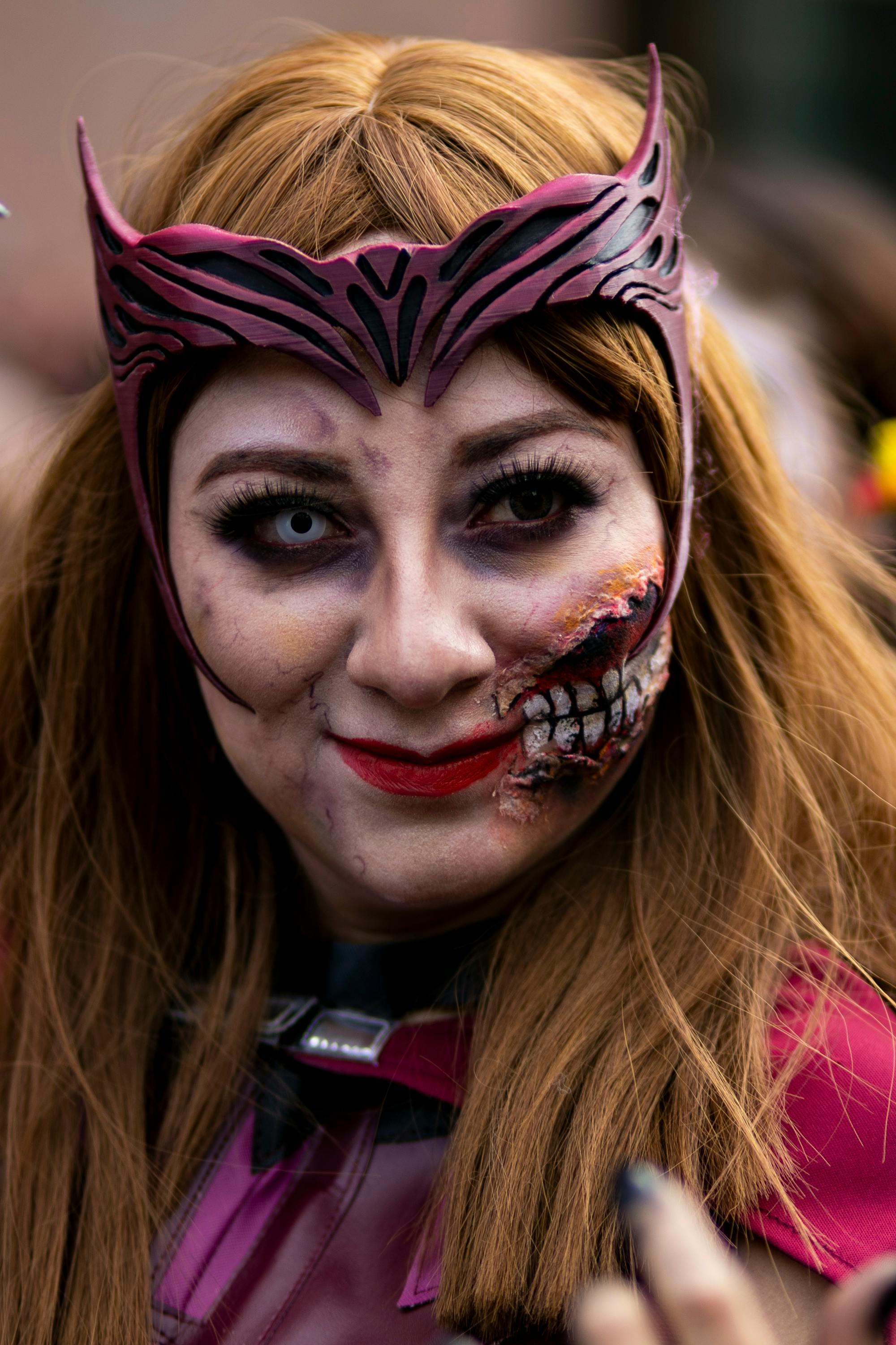 ingyenes Közeli kép egy nőről zombi cosplayben egy képregénykonvención. Stockfotó