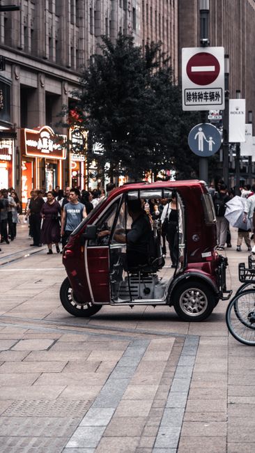 Nhật Bản lo ngại lệnh cấm xe máy xăng tại Hà Nội 3 Trụ sạc ô tô điện thông minh tại một bãi đỗ xe