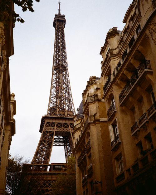Free Iconic view highlighting the Eiffel Tower amidst classic Parisian architecture. Stock Photo