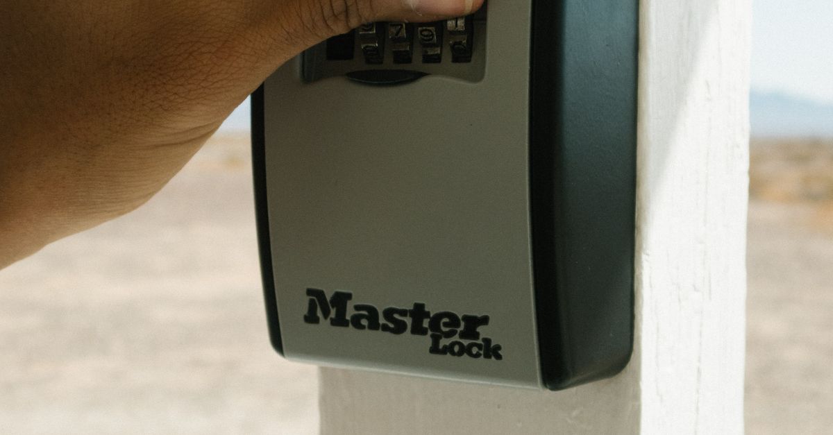 Pessoa Lock In Pessoa Usando A Fechadura De Combinação Master Lock · Foto profissional ...