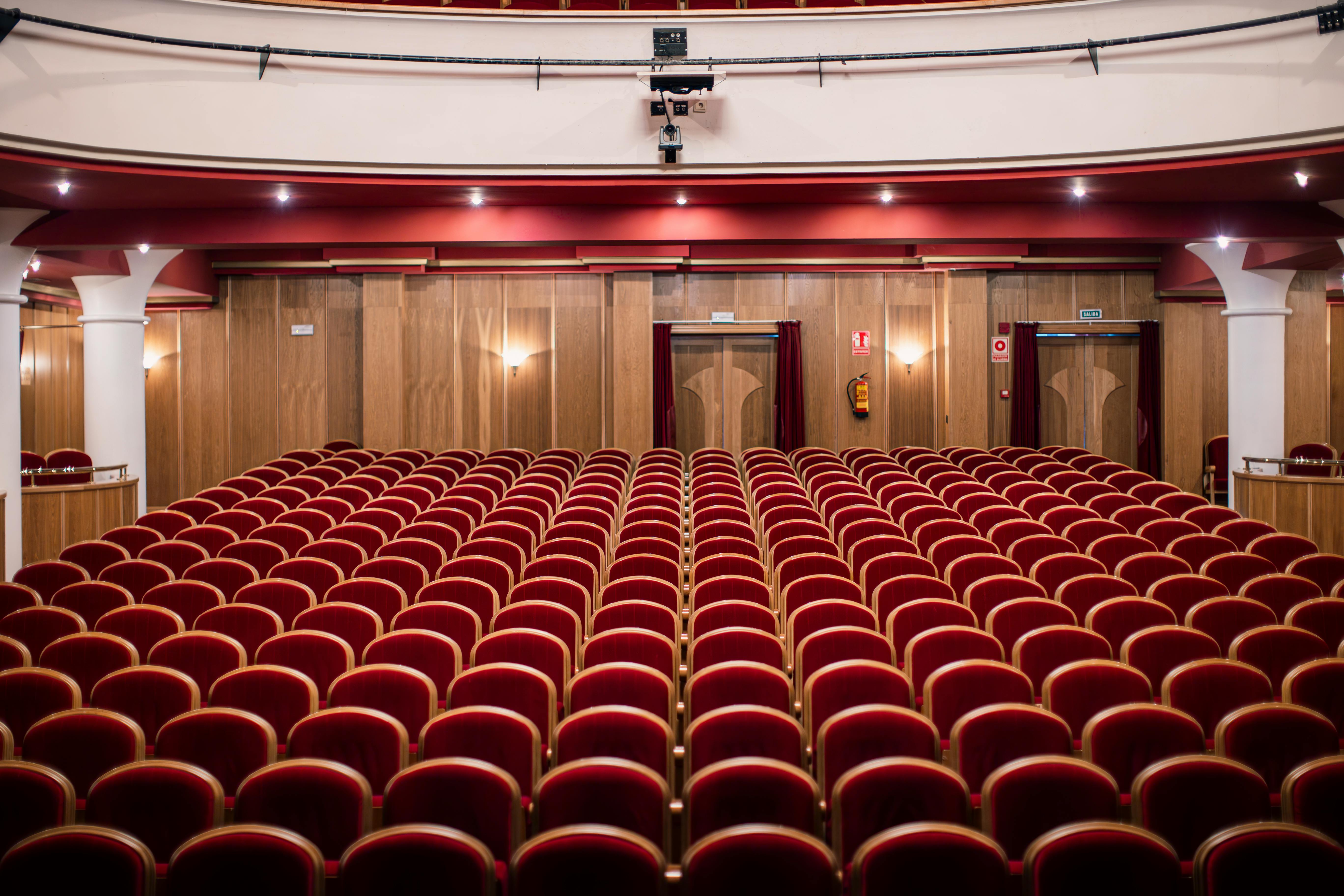 ฟรี โรงละครว่างเปล่าที่มีที่นั่งสีแดงและผนังไม้ที่หรูหรา คลังภาพถ่าย