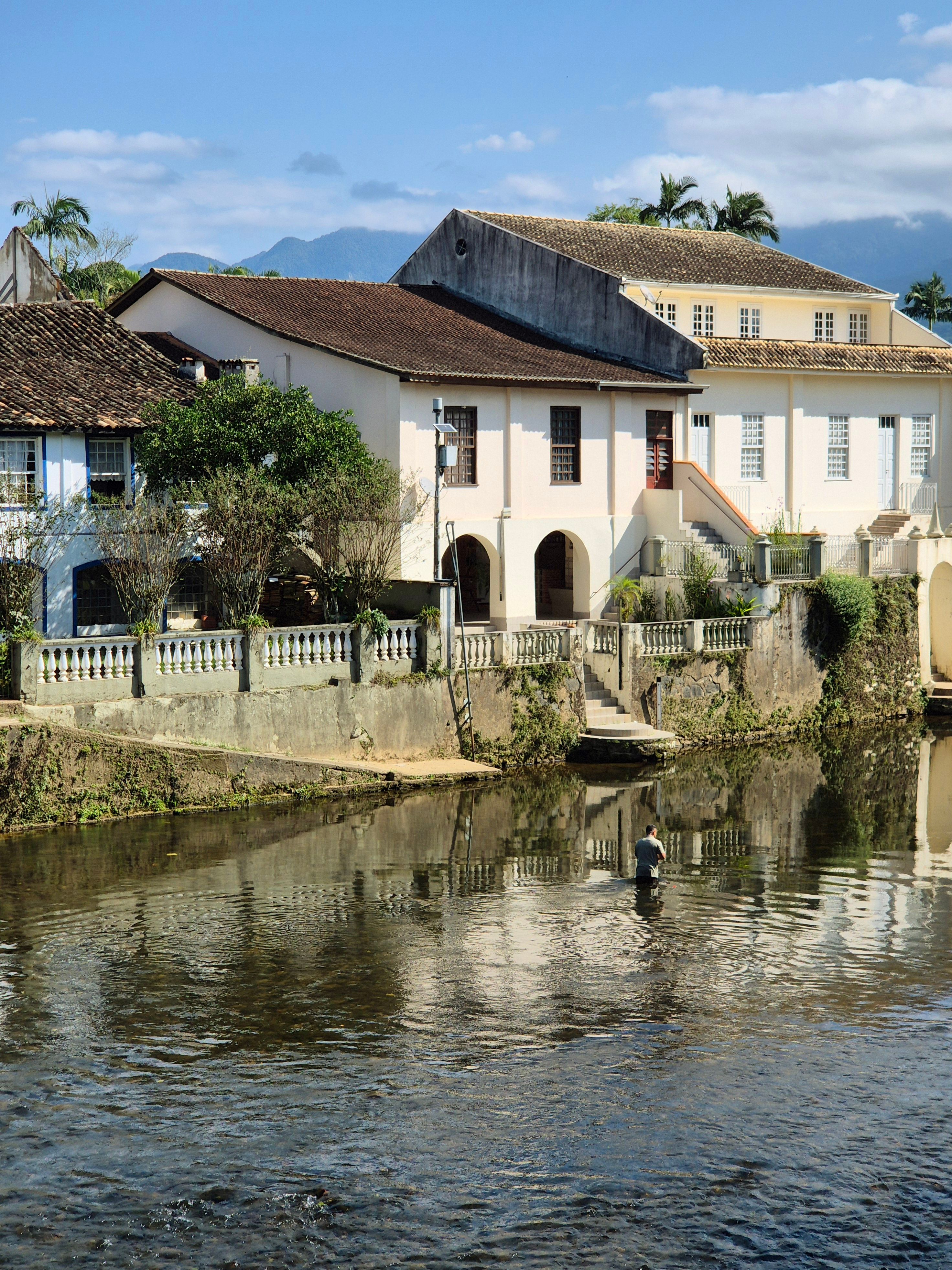 Quaint Riverside Houses with Reflection · Free Stock Photo