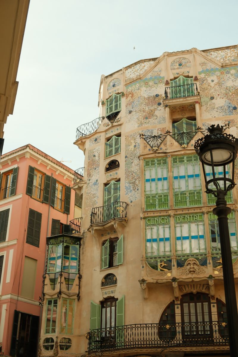 Arhitectură Art Nouveau ornamentată, similară stilului Băilor Gellért Budapesta
