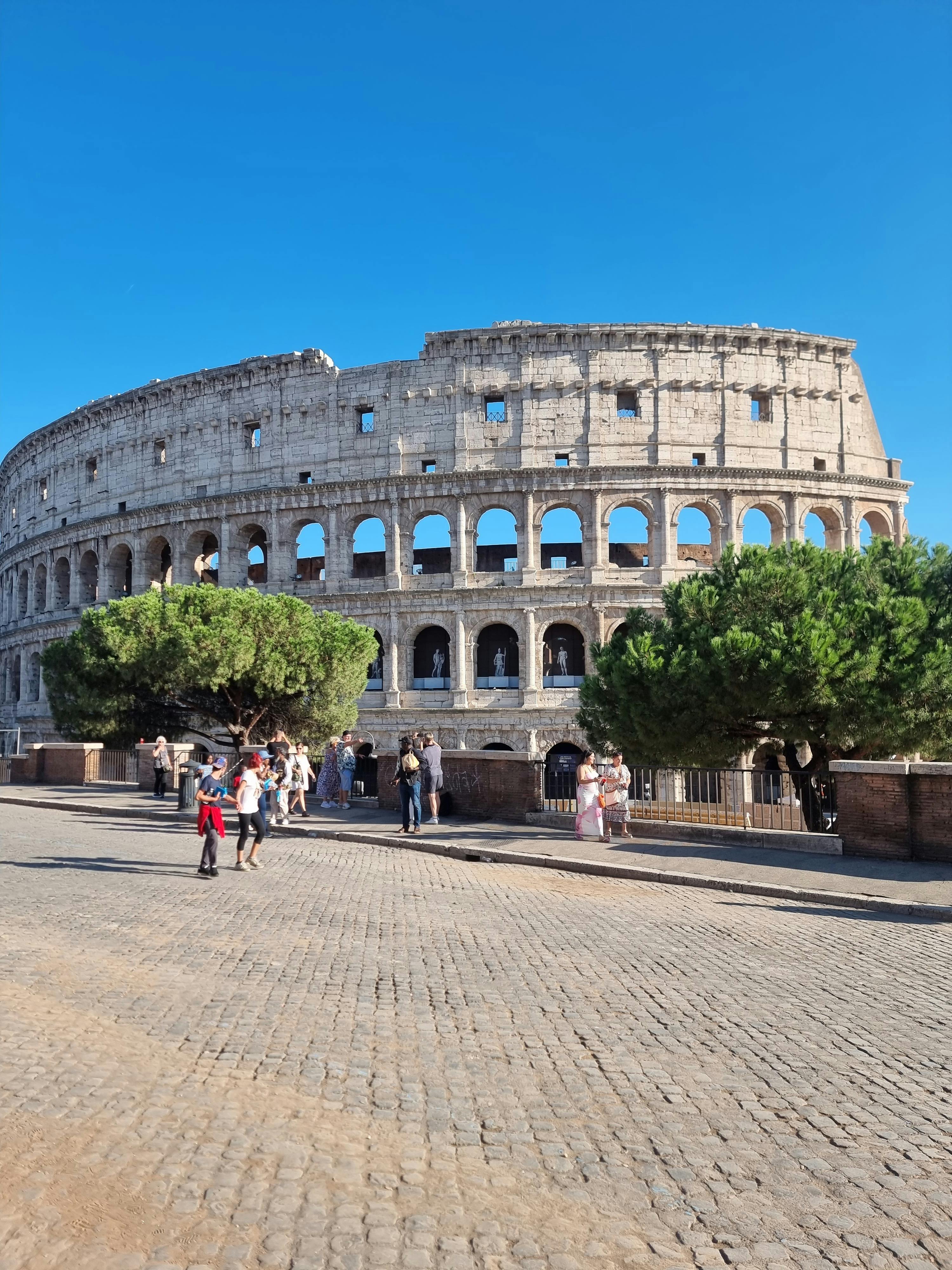 Kostenlos Touristen genießen einen sonnigen Tag am berühmten Kolosseum in Rom, Italien. Stock-Foto