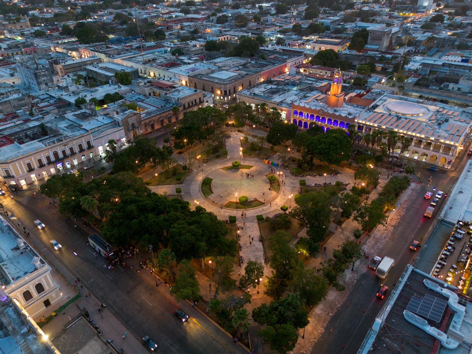 Vue aérienne de la Plaza Grande de Mérida illuminée à la tombée de la nuit au Mexique.