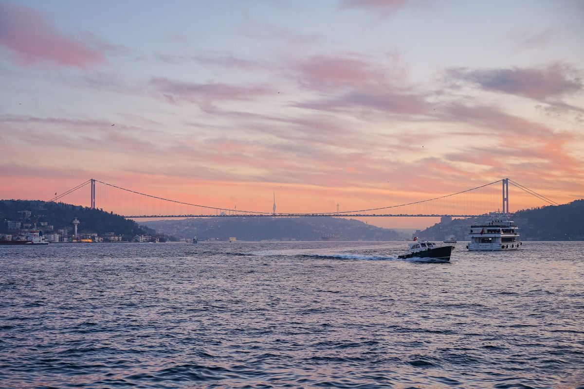 Boğaziçi Köprüsü'nde gün batımı, İstanbul / Sunset over the Bosphorus Bridge, Istanbul