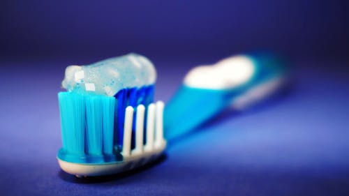 Фотография зубной щетки с зубной пастой крупным планом и выборочный фокус