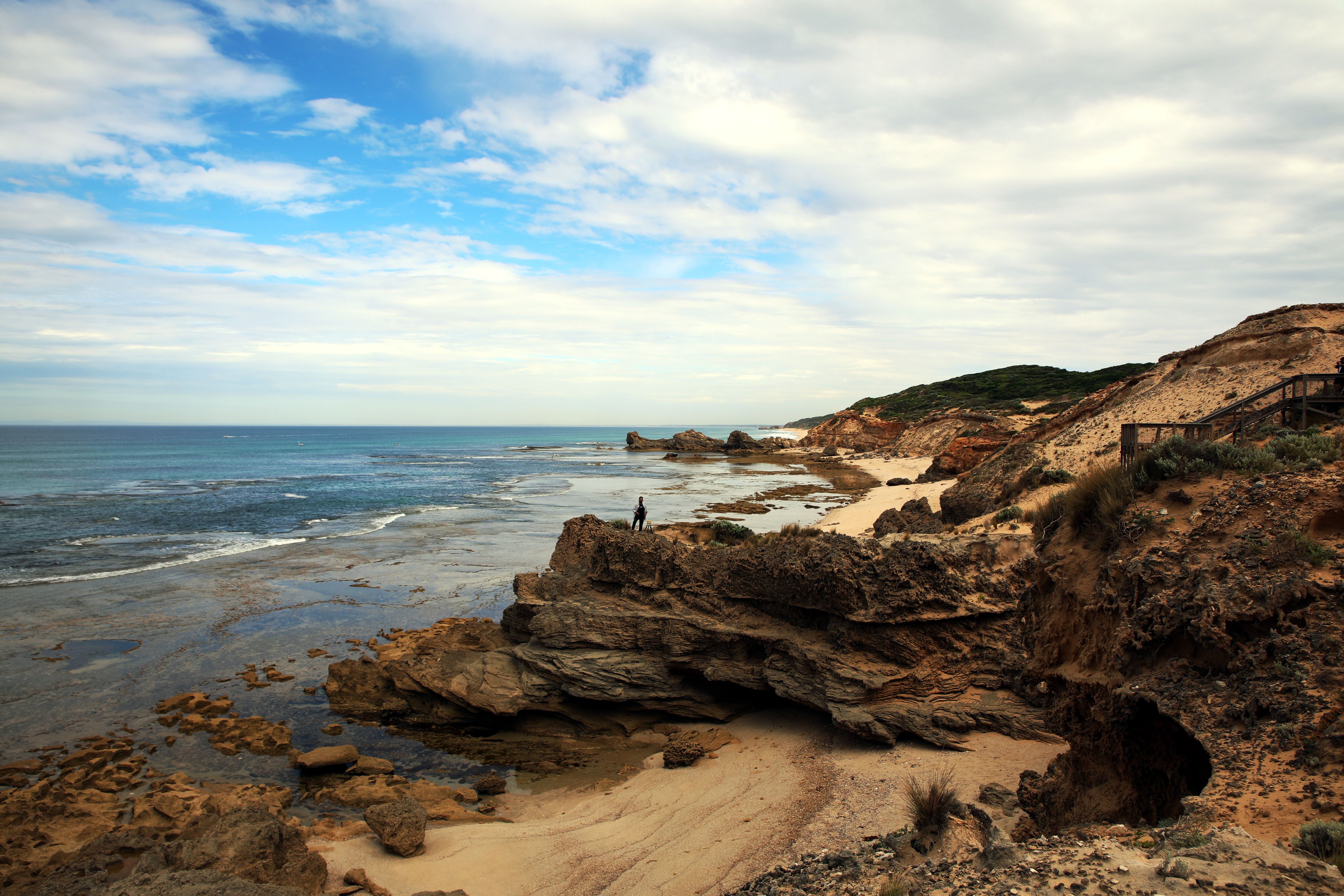 Paisaje Costero Con Costas Rocosas Y Cielo Azul · Foto de stock gratuita