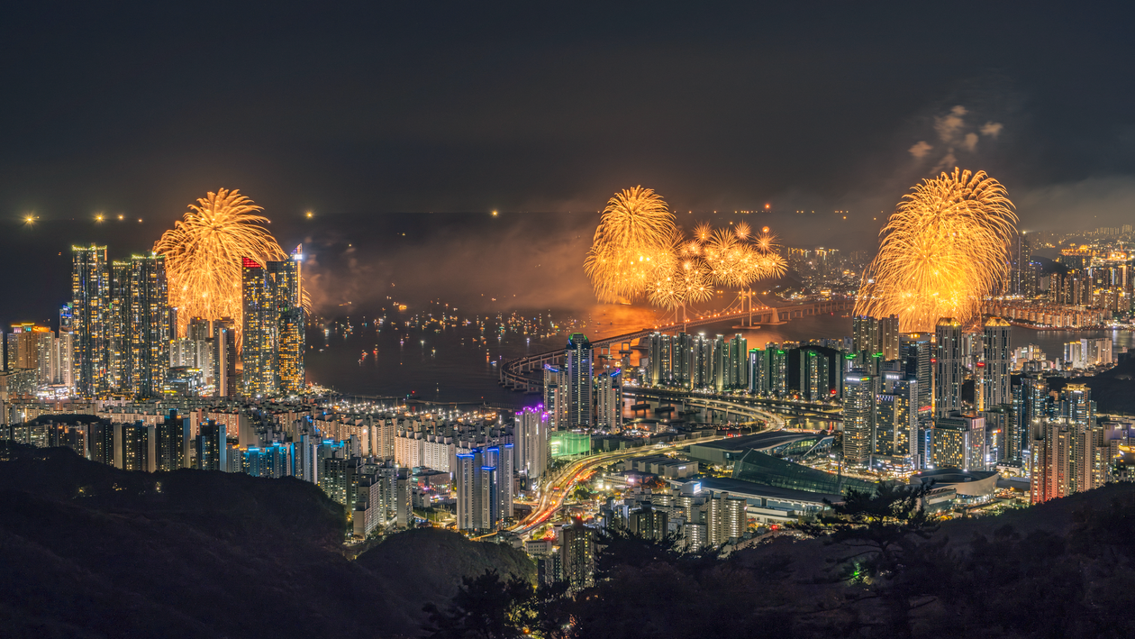 Espectáculo de fuegos artificiales sobre ciudad