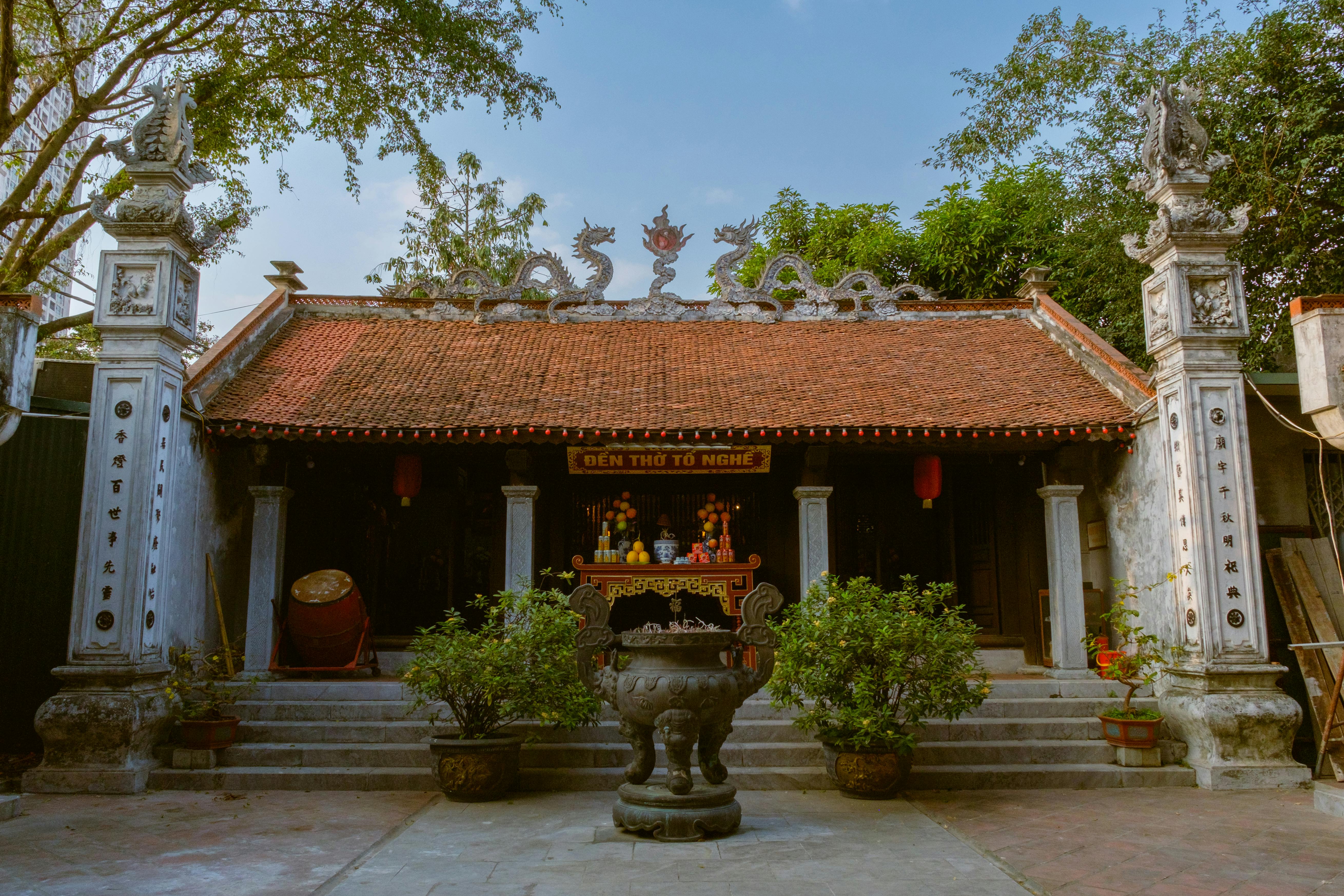 Phong Thủy Bàn Thờ Phòng Khách: Tránh 5 Lỗi Để Hút Lộc