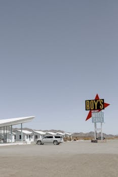 经典的沙漠汽车旅馆场景中，标志性的招牌和停放的汽车格外醒目