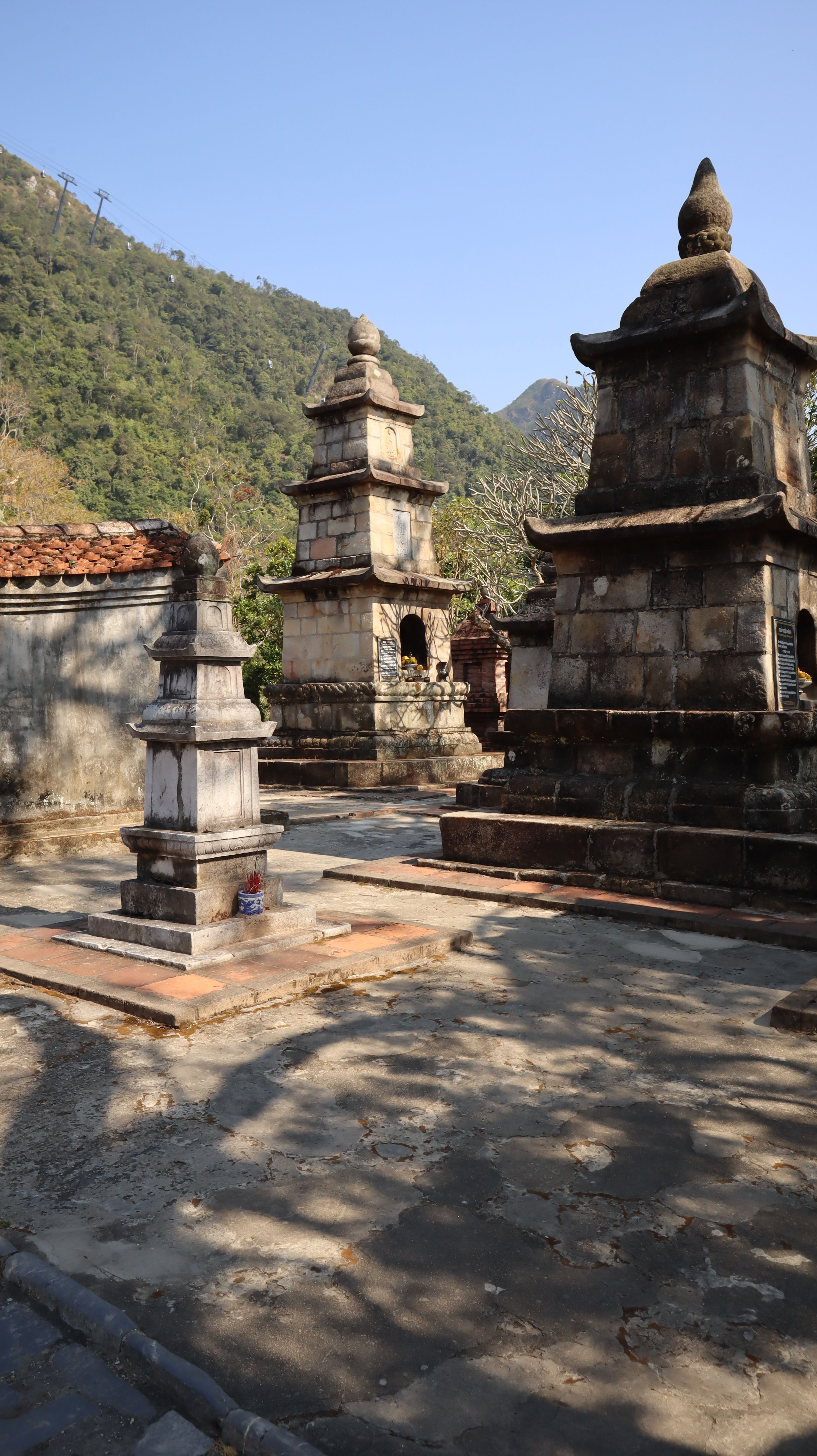 Miễn phí Những ngôi đền đá lịch sử ở Uông Bí, Việt Nam, được bao quanh bởi cây xanh tươi tốt. Ảnh lưu trữ