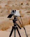老式宝丽来相机架在沙漠景观中的三脚架上