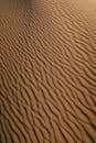 涟漪沙地的迷人图案，捕捉了干旱沙漠景观的精髓