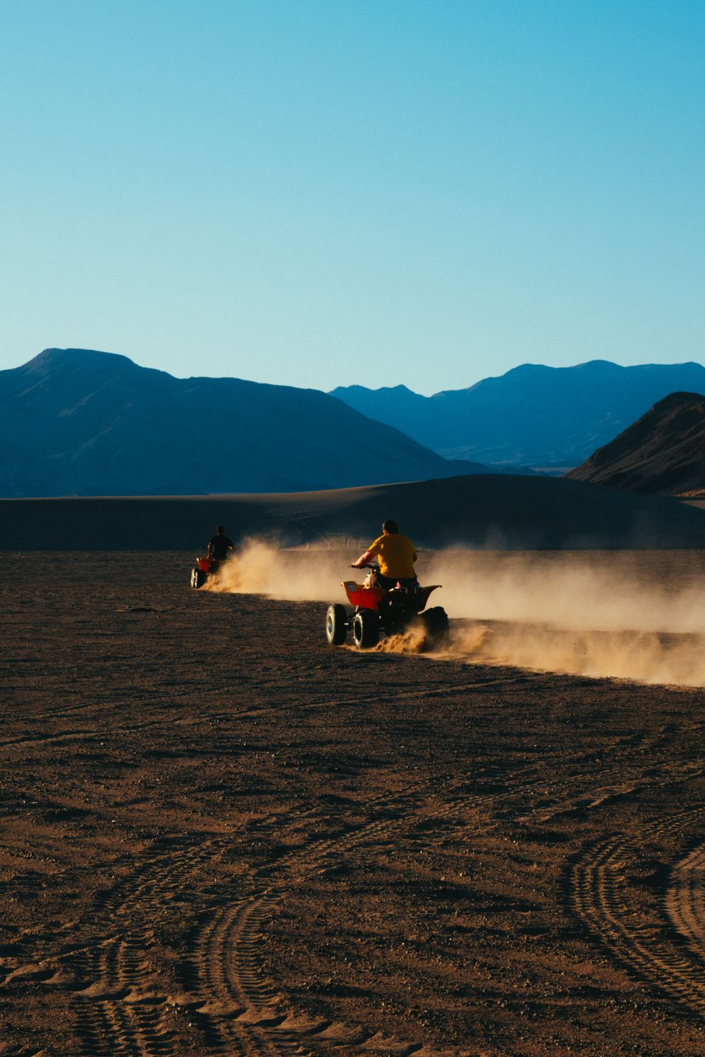 Quad soulevant la poussière dans le désert