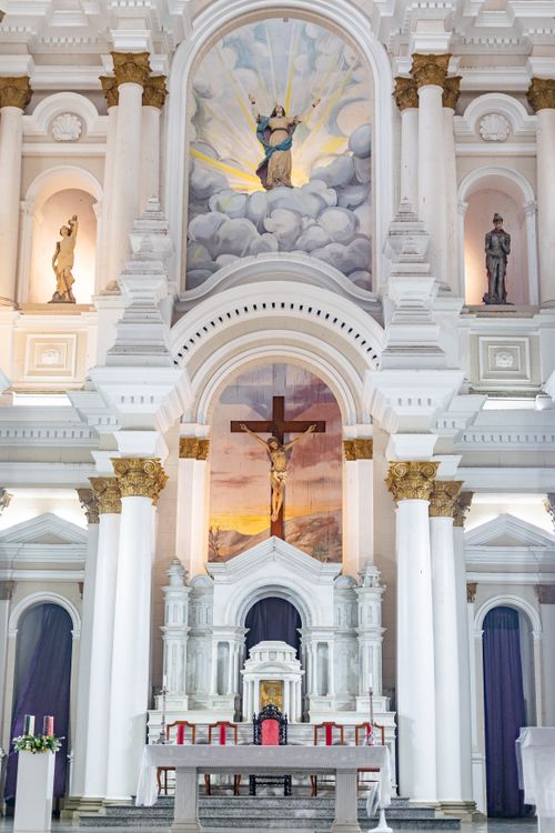 Free Capture of an ornate church altar in a grand basilica, featuring detailed architecture and religious statues. Stock Photo