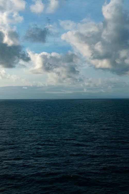 Free A serene view of the ocean meeting the cloudy sky at the horizon, capturing nature's beauty. Stock Photo