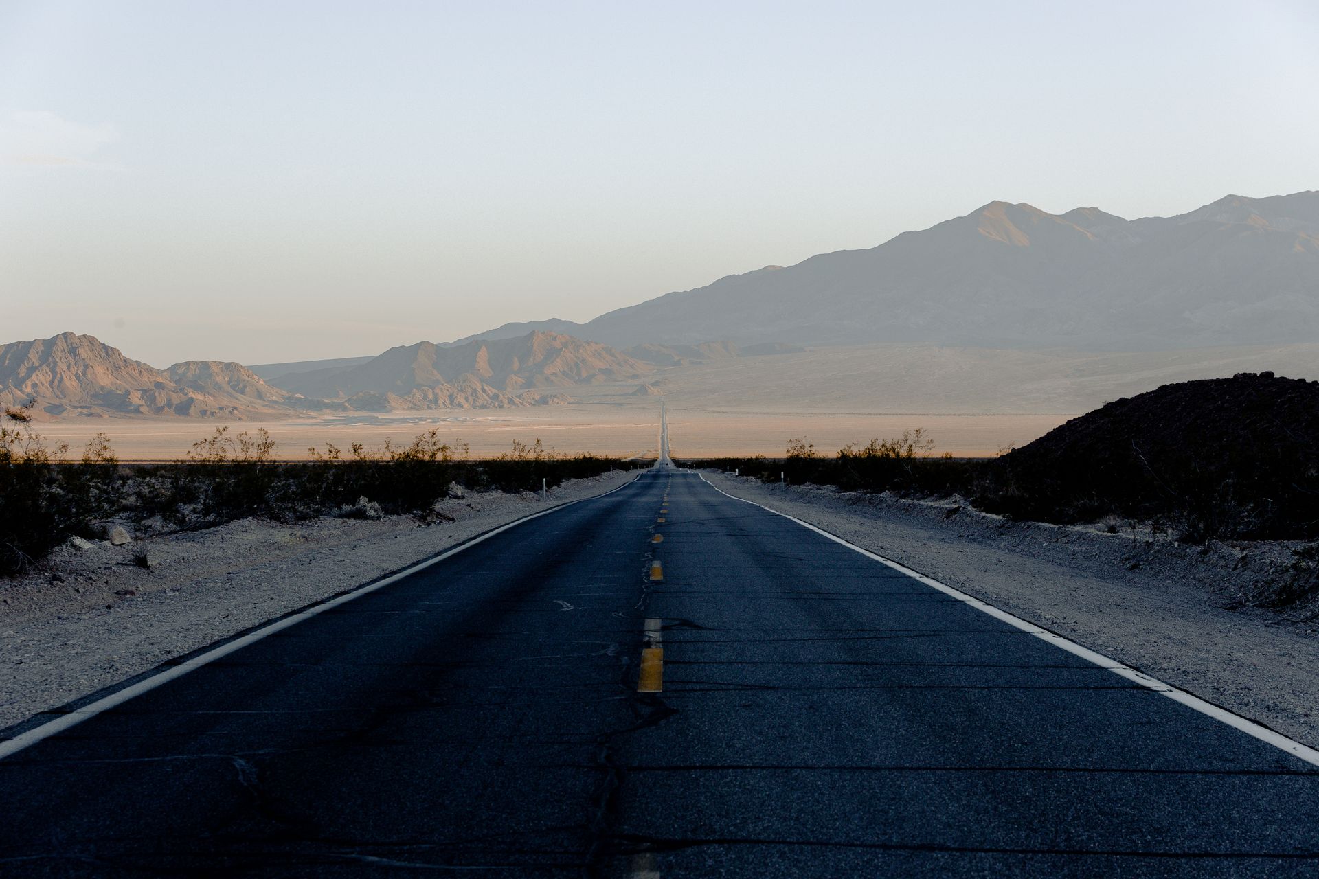 Desert highway through open country (stock photo)