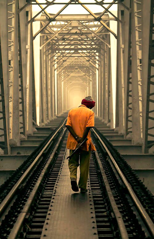 Demiryolunda Yürüyen Adam