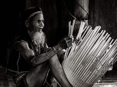 Free Black and white portrait of an elderly basket weaver in Hội An, showcasing traditional craftsmanship. Stock Photo