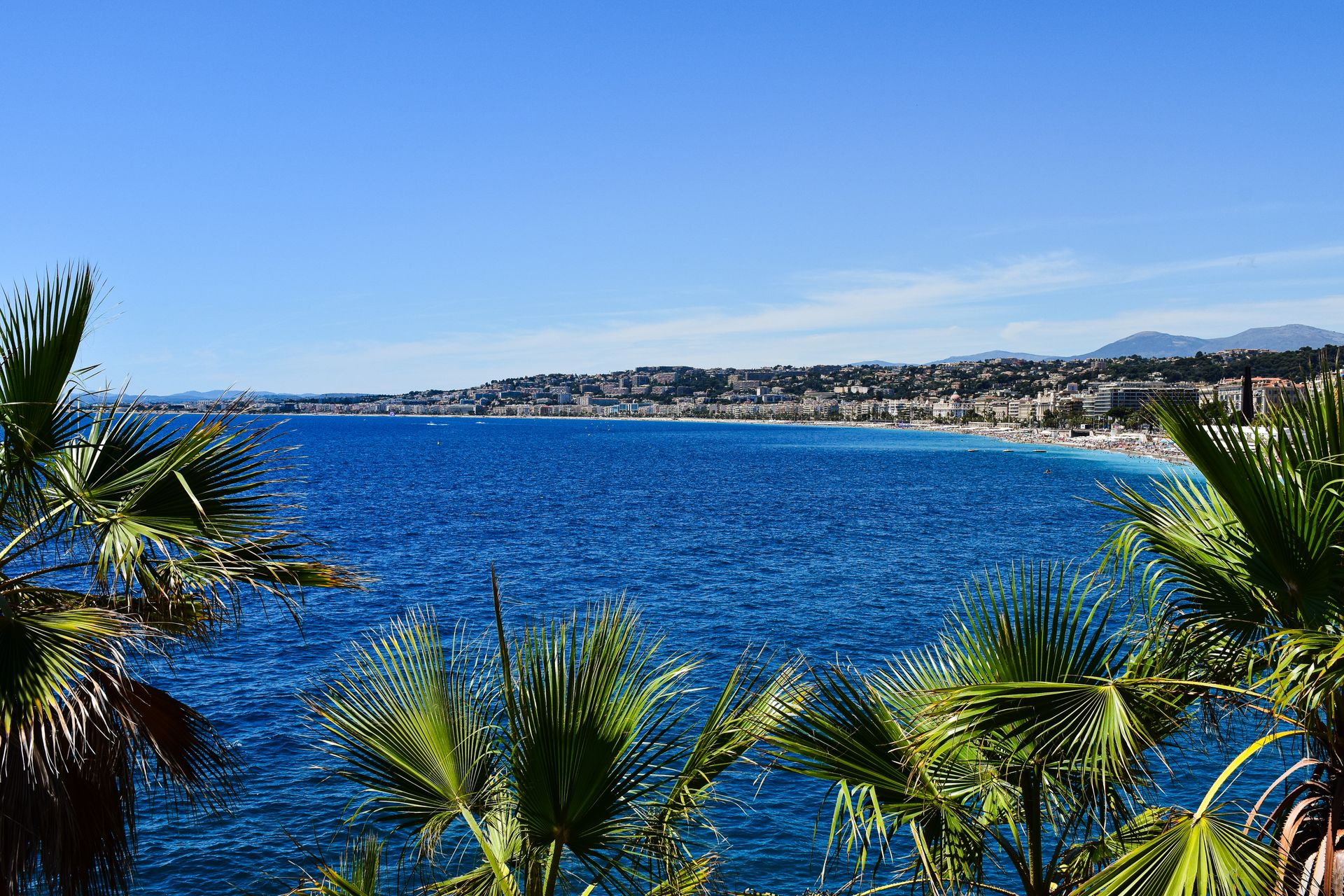 El litoral de la Riviera francesa junto al mar