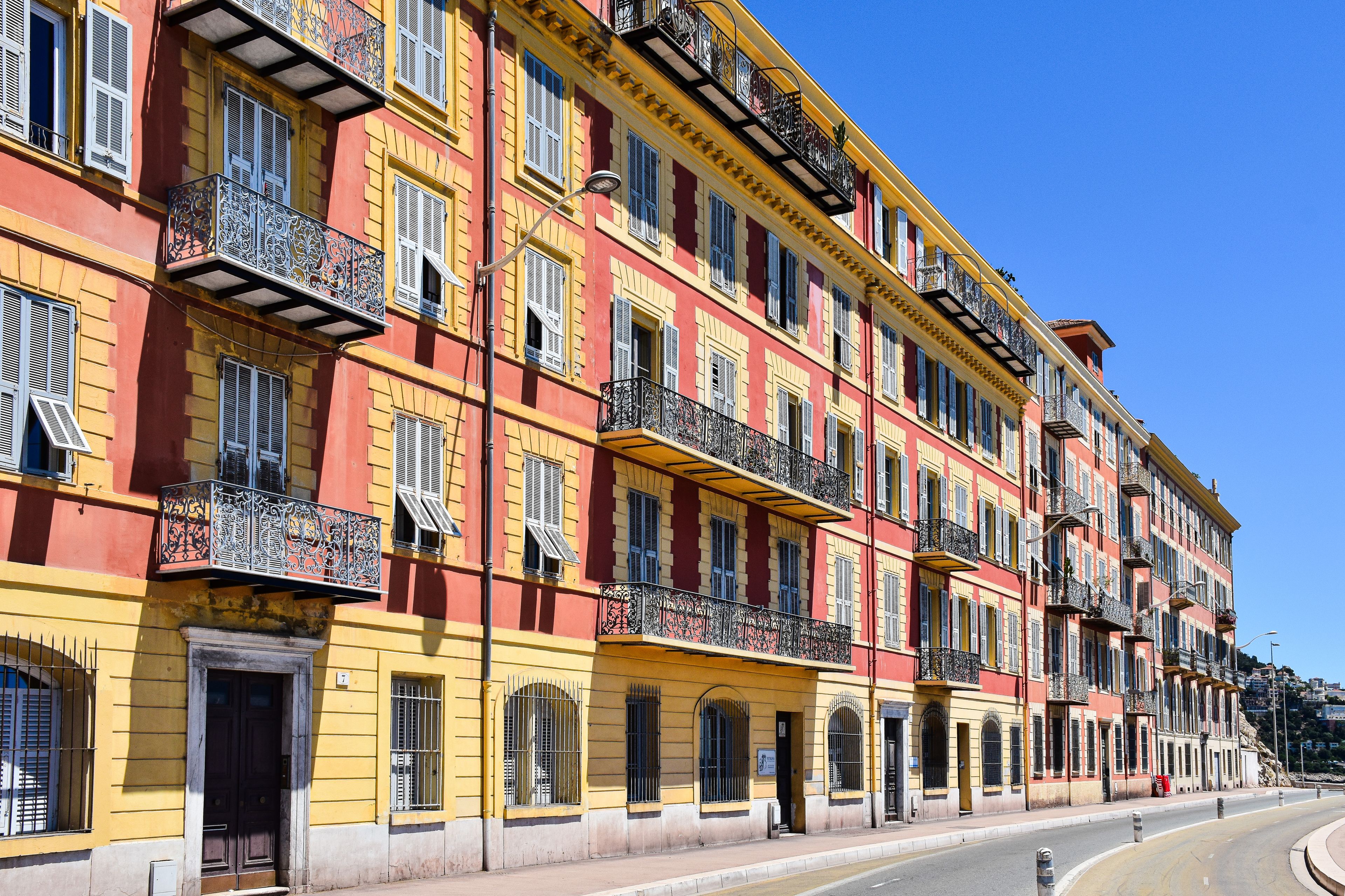 Immeubles aux façades colorées typiques de Nice