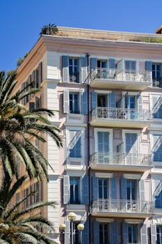 Charming building with classic architecture in Nice, Provence-Alpes-Côte d'Azur, France.