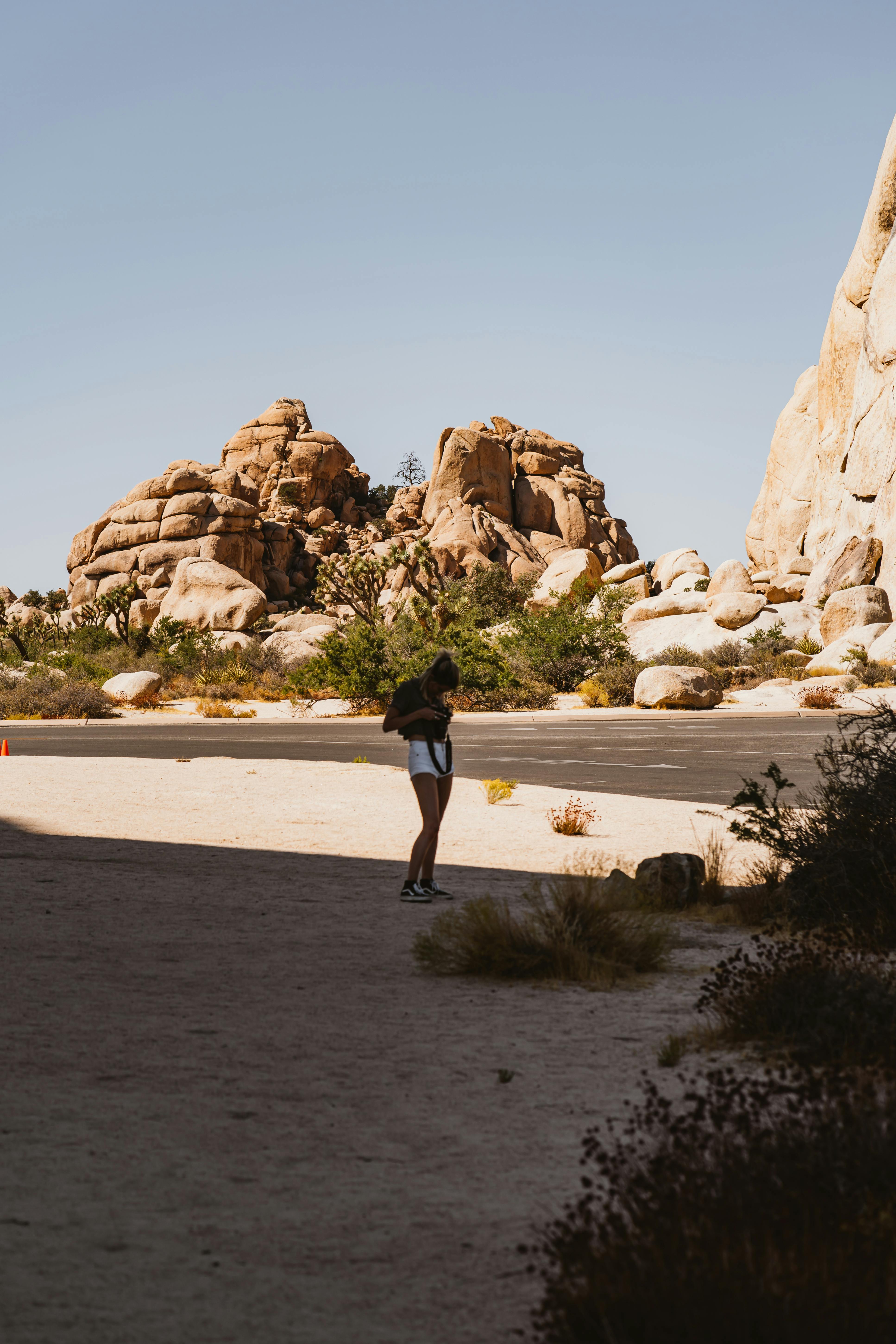 一个人在沙漠景观中拍摄地质构造的惊人照片