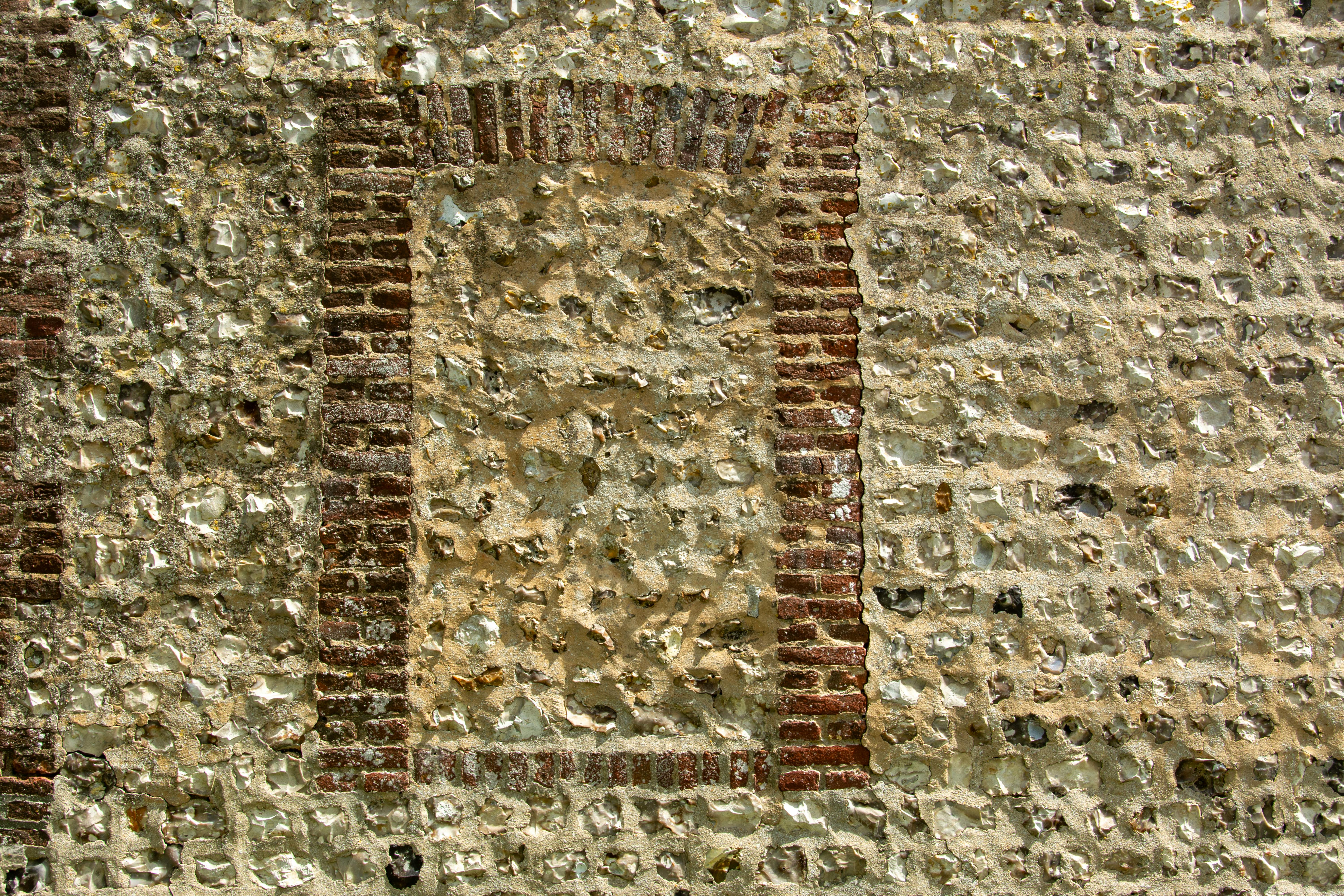Gratuit Vue rapprochée d'un mur texturé fait de pierres et de briques, mettant en valeur une conception architecturale vieillie. Photos
