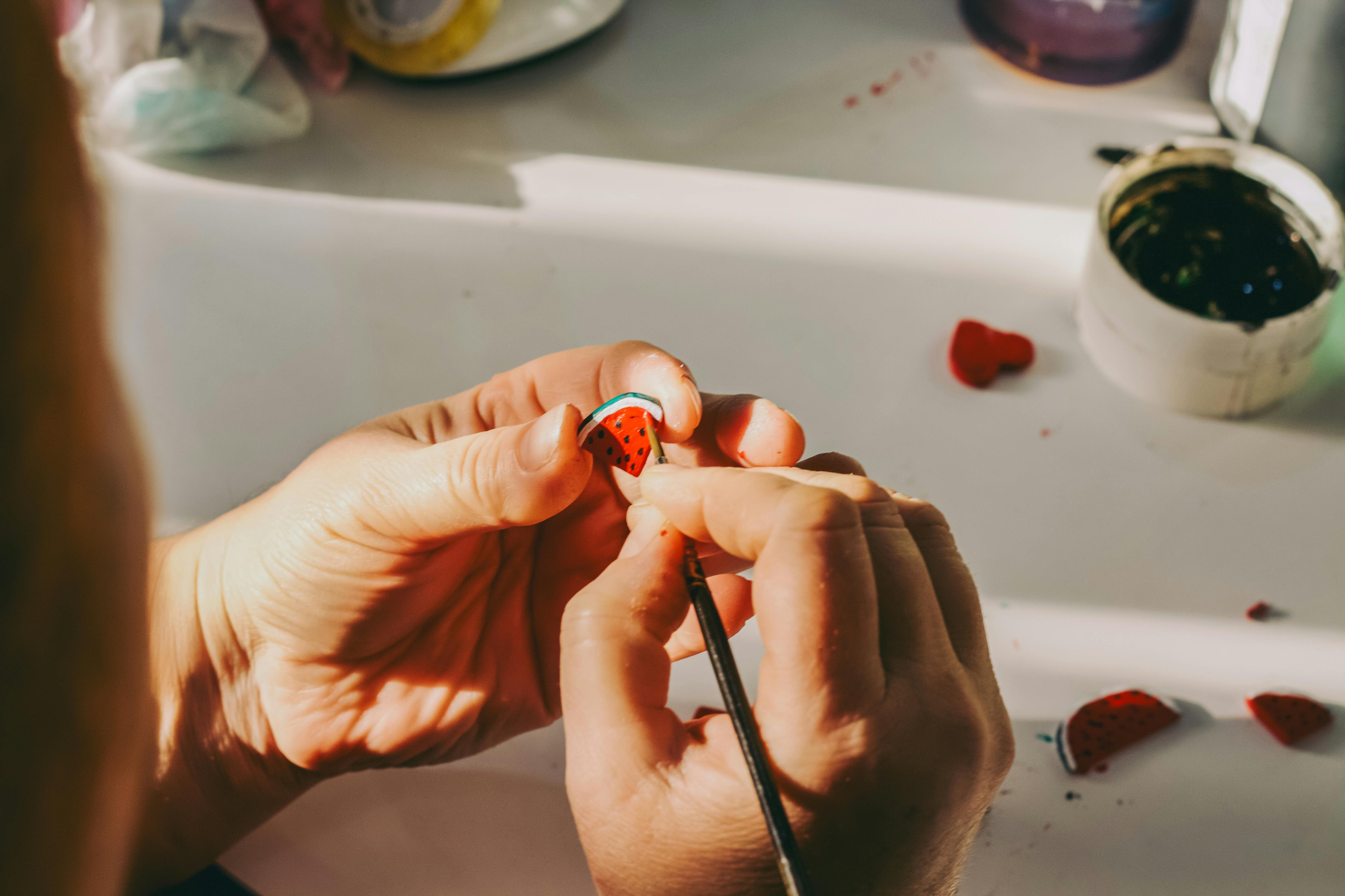 Arts and crafts as free time activity in England 2016, by age — Photo by Sedanur Kunuk on Pexels