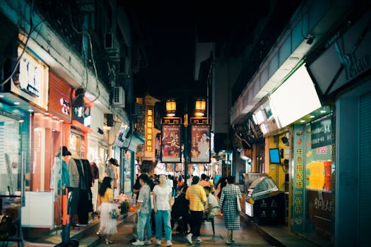 在充满活力的夜景中，人们探索着灯火通明的小巷市场