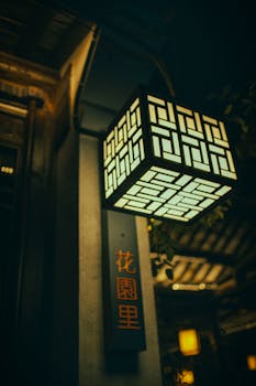 夜晚，在城市街道上捕捉发光的传统灯笼