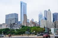 芝加哥的天际线充满活力，以现代摩天大楼和城市街道为特色