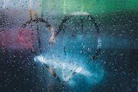 这幅描绘窗口、雨滴与心脏的画作，捕捉了浪漫的心情