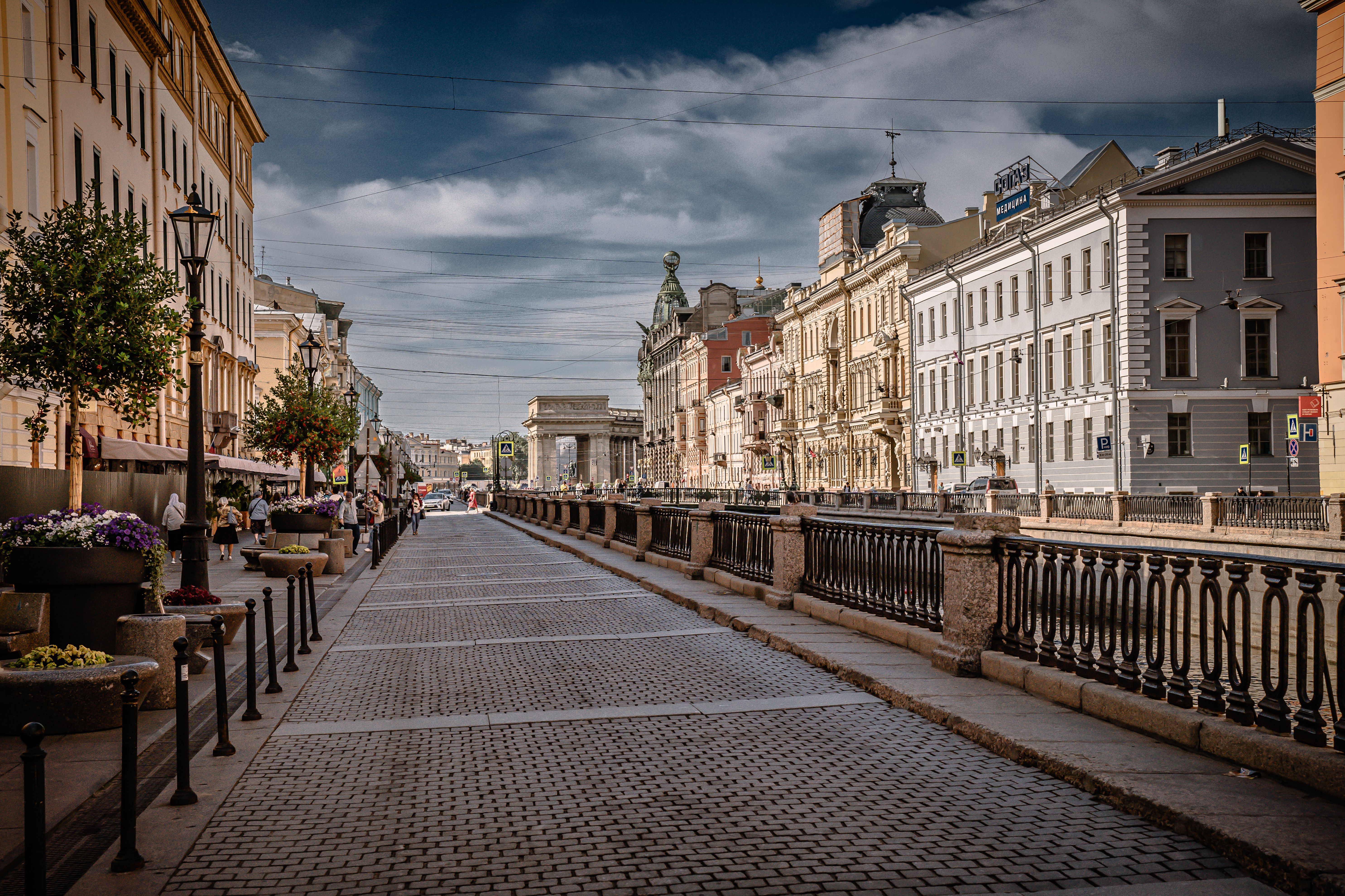 Charming European Street with Historic Architecture · Free Stock Photo