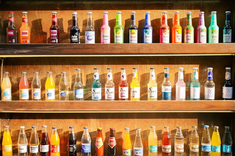 Étagères de bar garnies de bouteilles colorées