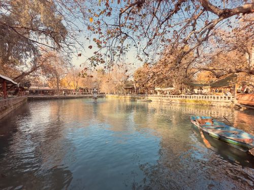 Free Serene landscape of a tranquil lake surrounded by autumn trees in Şanlıurfa, Türkiye. Stock Photo