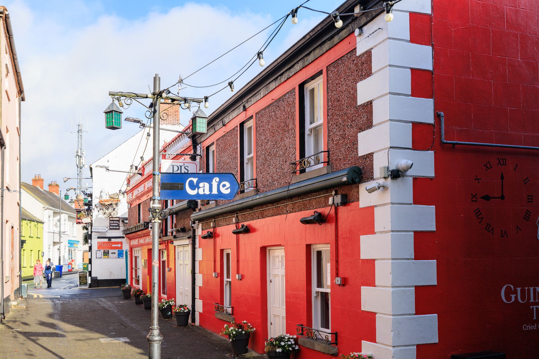 İrlanda'nın batı kıyısındaki bir kasabada pub önü