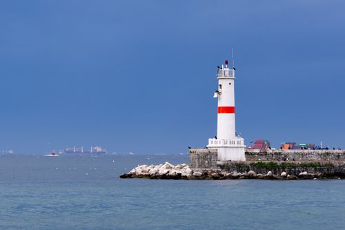Free Serene view of a historic lighthouse by the sea in İstanbul, Türkiye. Stock Photo