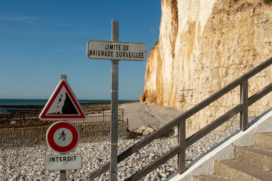 A 'Vigipirate' security alert sign in France, indicating the national threat level.