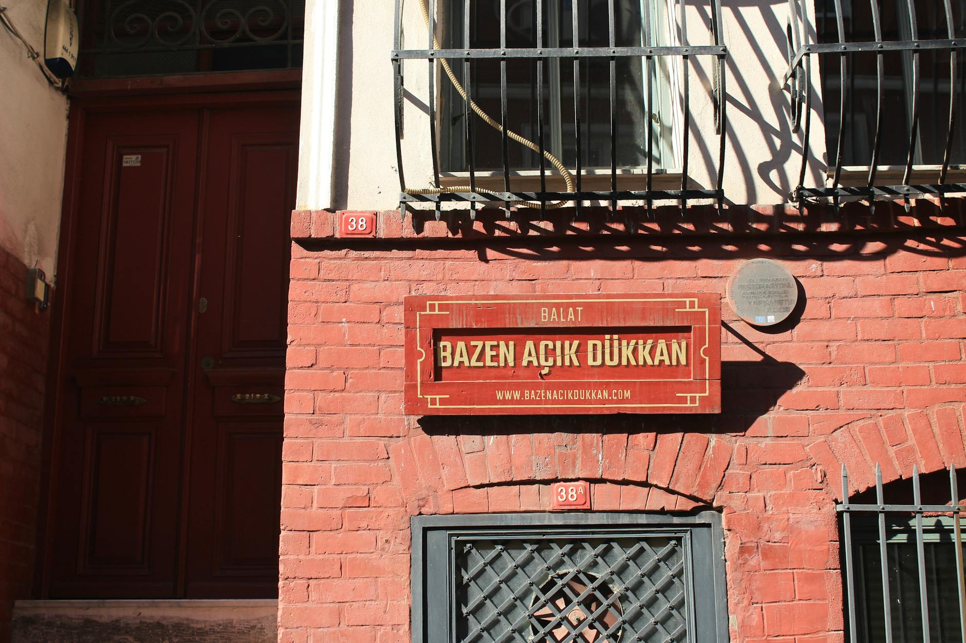 Türkiye haritası üzerinde farklı bölgelerin yerel ağızlarını ve kelime çeşitliliğini temsil eden konuşma balonları ve kültürel çeşitlilik illüstrasyonu.