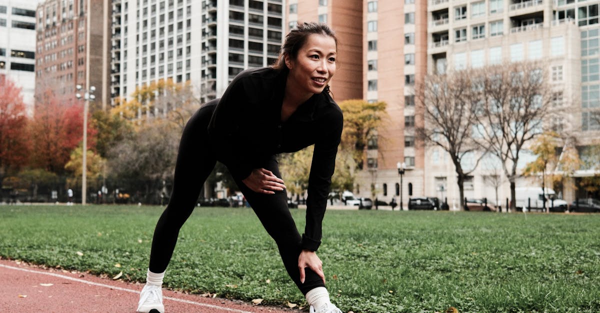 Un homme faisant des étirements avant de courir dans un parc.