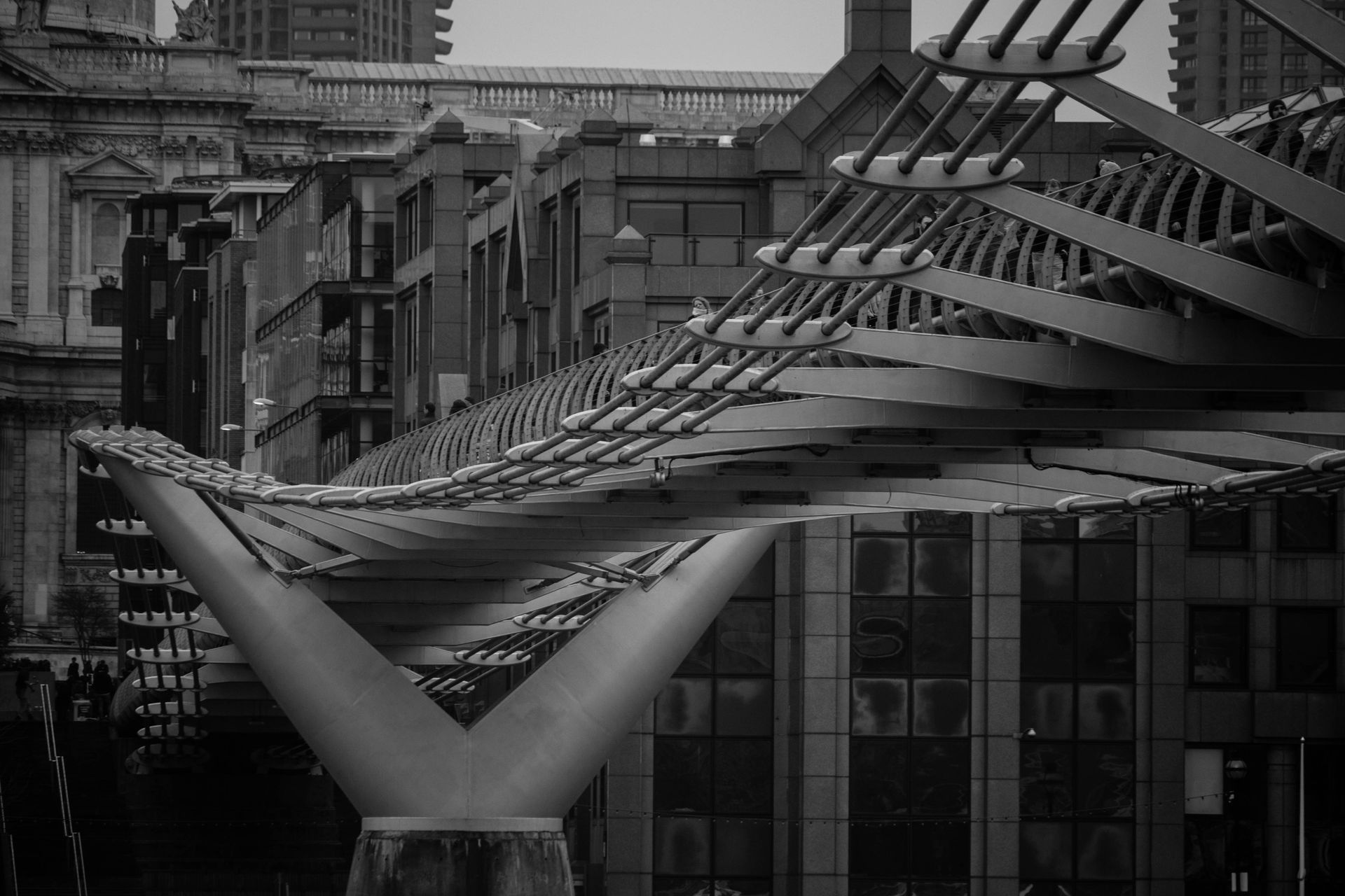 Black and white photo of Millennium Bridge, showcasing modern architecture in London.