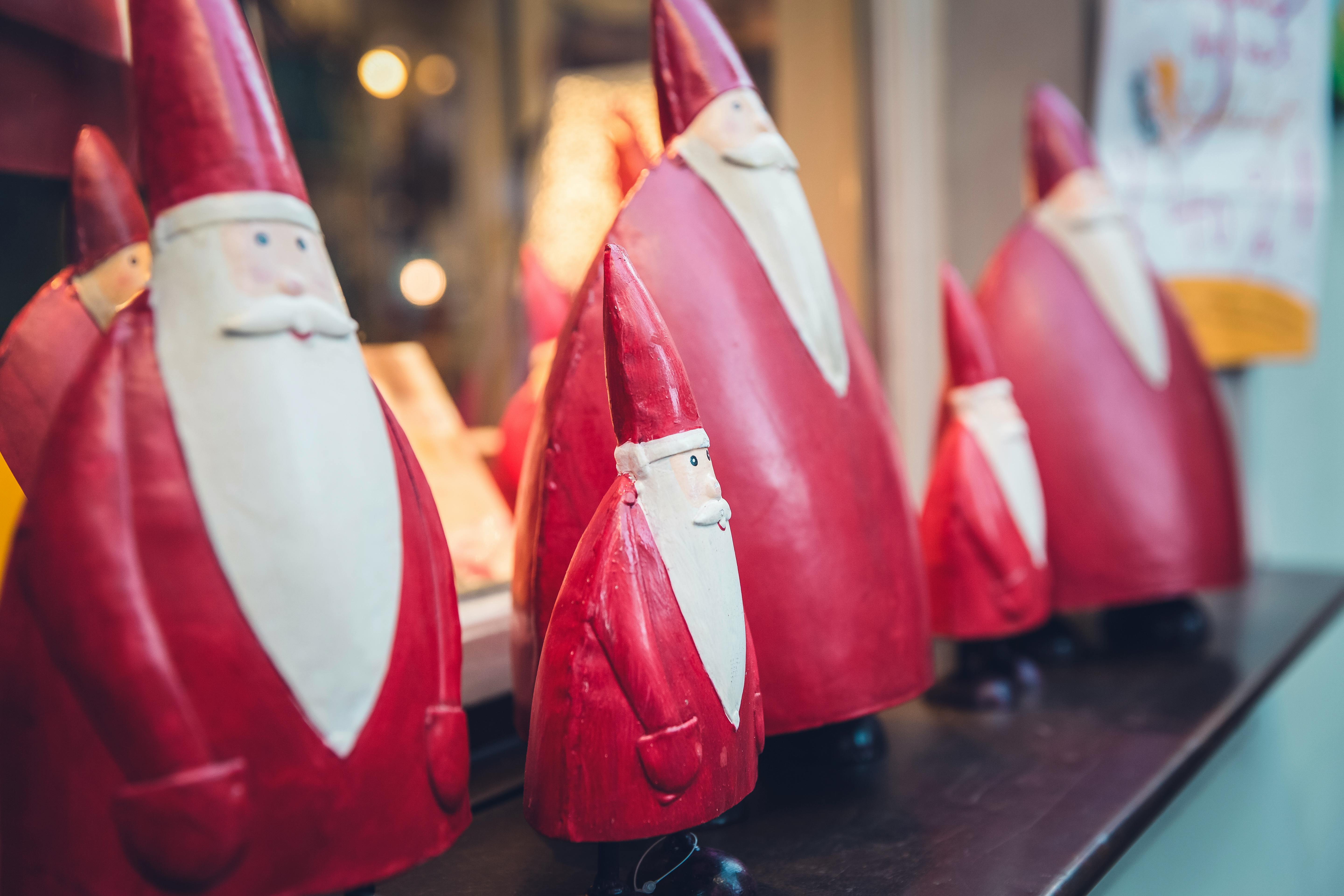 圣诞老人雕像的特写镜头非常适合节日装饰主题