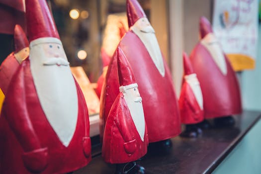 圣诞老人雕像的特写镜头非常适合节日装饰主题