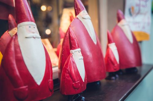 Free A close-up view of Santa Claus figurines on a shelf, perfect for holiday decoration themes. Stock Photo