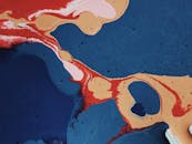 这幅充满活力的抽象画以大胆的蓝色、红色和米色，结合流动的图案与纹理进行呈现