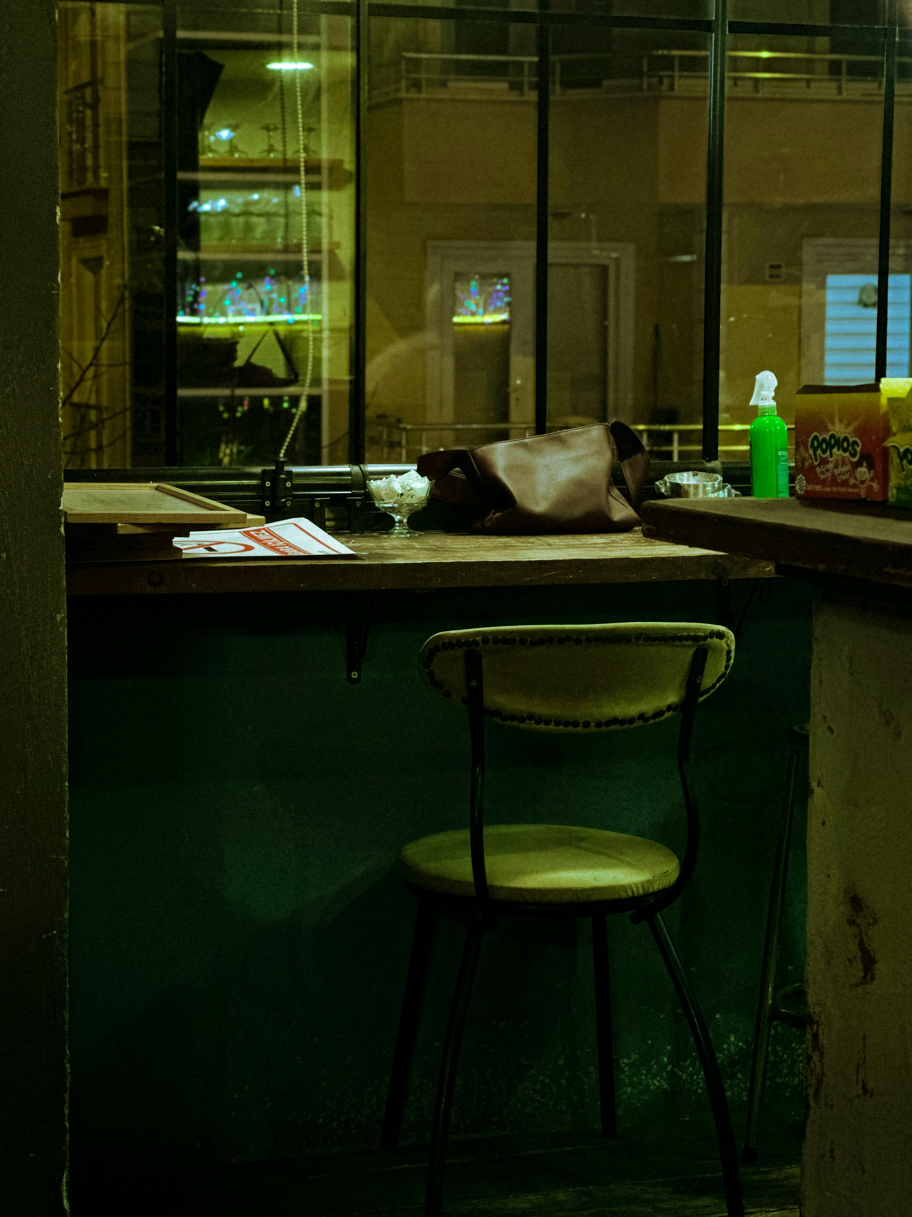 Gratuit Une scène de bar intérieur de mauvaise humeur présentant des tabourets, des collations et un éclairage ambiant la nuit. Photos