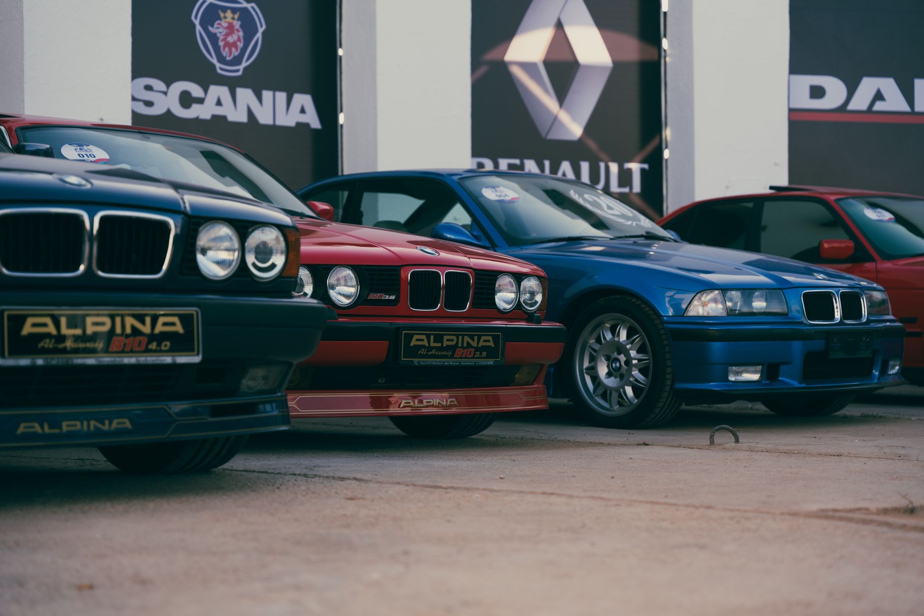 Ausstellung klassischer BMWs, darunter Alpina-Modelle, in Bengasi, Libyen.