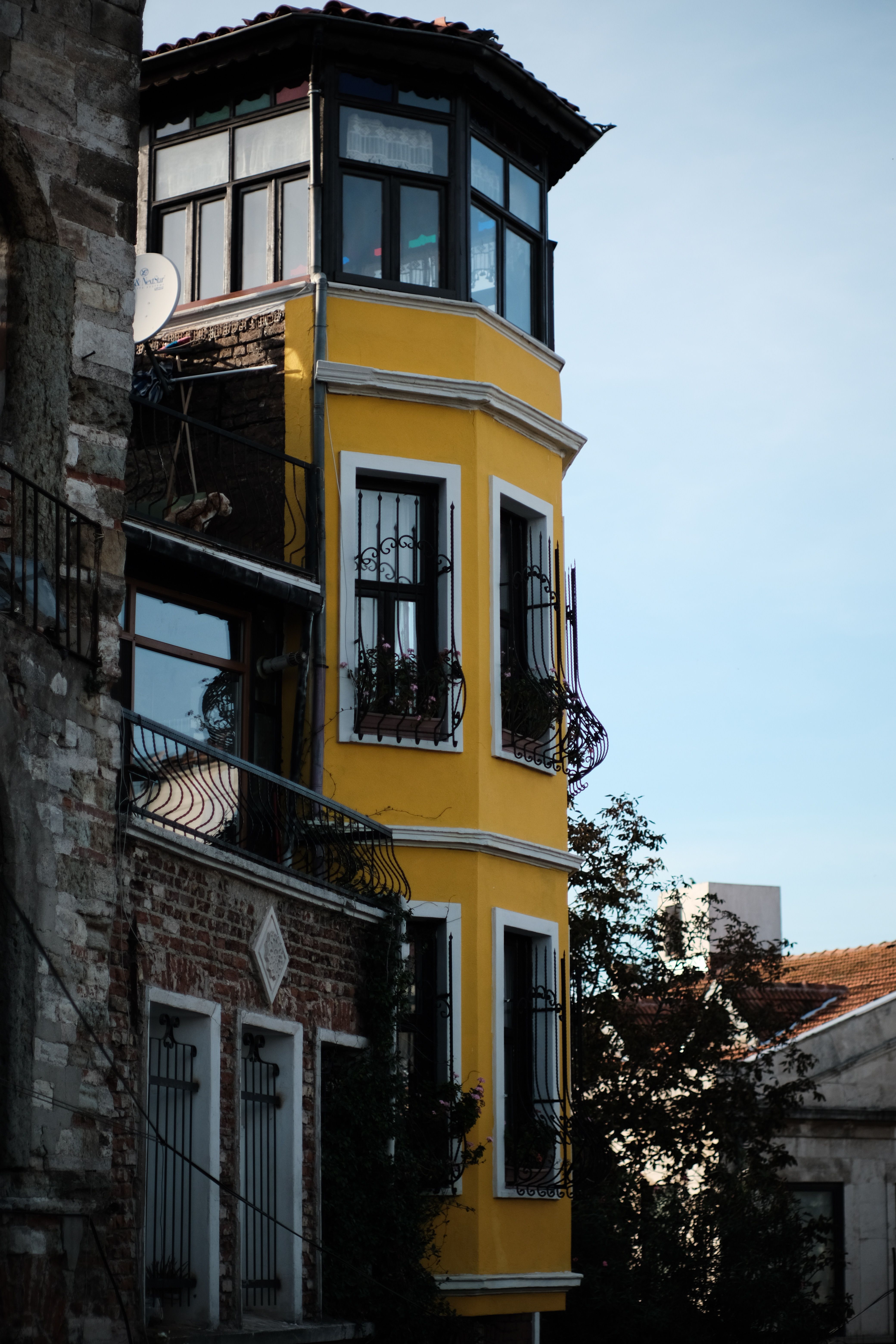Charming Yellow Building in Urban Street Scene · Free Stock Photo